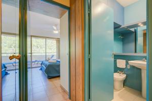 Kúpeľňa v ubytovaní Le San Diego with Shared Pool - Happy Rentals