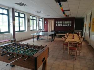a room with ping pong tables and ping pong balls at Beekenhof Ferienwohnung für Monteure in Bommelsen