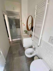 uma casa de banho branca com um WC e um lavatório em Francigena house em Roma