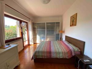 ein Schlafzimmer mit einem Bett und einem großen Fenster in der Unterkunft Francigena house in Rom
