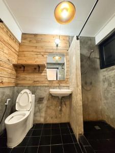 uma casa de banho com um WC e um lavatório em White Lodge Hotel Bangkok em Bangkok