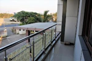 een balkon van een gebouw met uitzicht op een straat bij Hotel Vaishnavi Heights,Manjurahi in Aurangābād