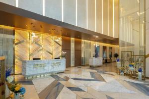un hall avec une réception dans un bâtiment dans l'établissement DAMAC Maison Aykon City Dubai, à Dubaï