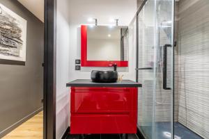 ein rotes Badezimmer mit Waschbecken und Dusche in der Unterkunft F3 charmant neuf et équipé avec balcon "Wailly" in Clermont-Ferrand + 27 Fotos