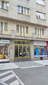 Bonvolon في براغ: متجر أمام مبنى كبير مع نوافذ