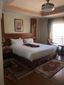 um quarto com uma cama grande e uma janela em Emmad Furnished Hotel em Addis Ababa