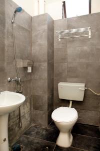 uma casa de banho com um WC e um lavatório em MP HOSTEL em Kuala Terengganu