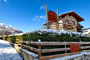 a sign on a fence in front of a building at Hotel Chacaril in Pila