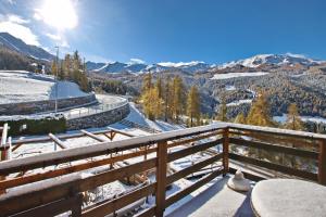 una vista dal balcone di una stazione sciistica nella neve di Hotel Chacaril a Pila