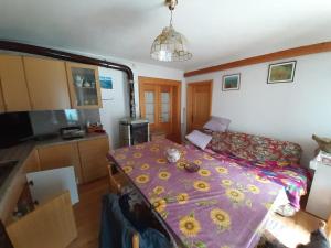een slaapkamer met een bed met een paars dekbed bij Appartamento Val Visdente 2 in Santo Stefano di Cadore