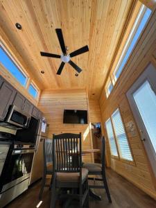 ヴァジェにある092 Star Gazing Tiny Home near Grand Canyon South Rim Sleeps 8のリビングルーム(天井ファン付)、キッチンが備わります。