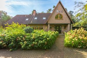 Ferienwohnung Böttcher في Wietze: منزل من الطوب وامامه حديقة كبيرة