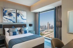 Кровать или кровати в номере DAMAC Maison Aykon City Dubai