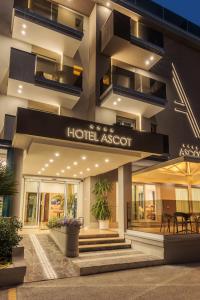 里喬內的住宿－Hotel Ascot Riccione，建筑一侧的酒店标牌