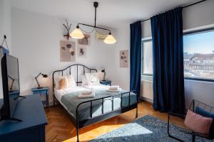 Un dormitorio con una cama y una ventana grande. en Rezident Eminescu, en Bucarest