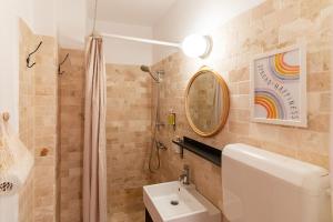 Un baño con lavabo, inodoro y espejo. en Rezident Eminescu, en Bucarest 39 fotos más