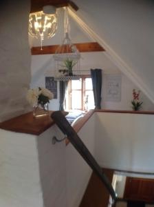 una escalera con barandilla en una habitación en Ferienhaus Sprotte, en Bredstedt