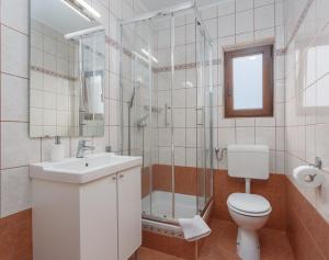 Kúpeľňa v ubytovaní Apartment Karabaic by El-Pi Tours