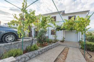 Vonkajšia záhrada v ubytovaní Apartment Karabaic by El-Pi Tours