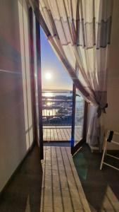 波佐利的住宿－Puteoli Sea View，客房设有海景窗户。