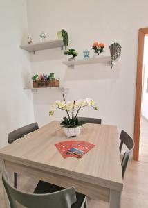 波佐利的住宿－Puteoli Sea View，餐桌、椅子和鲜花