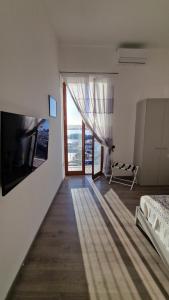 波佐利的住宿－Puteoli Sea View，一间卧室设有一张床和一个大窗户