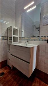 波佐利的住宿－Puteoli Sea View，一间带水槽和镜子的浴室