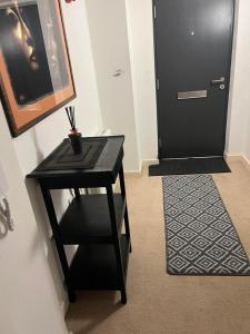 uma mesa preta num quarto com uma porta em Central Town Apartment em Kent