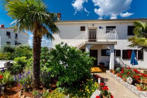 Vonkajšia záhrada v ubytovaní Apartment Karabaic by El-Pi Tours