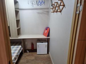 - szafę z małą lodówką w pokoju w obiekcie Halla Livingtel w mieście Goyang