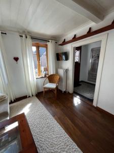 een woonkamer met een stoel en een raam bij Ferienhaus Sprotte in Bredstedt