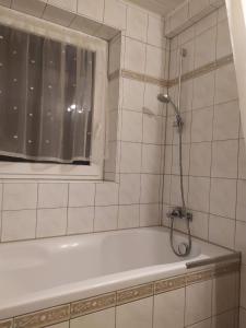 y baño con bañera y ducha. en Haus Mila, en Freudenstadt