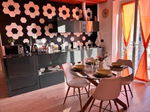 a dining room with a table and chairs at Bon Bon del Centro no Ztl a due passi da Piazza Alfieri in Asti