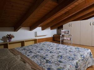 een slaapkamer met een groot bed in een kamer bij CASA FIORENTINI CESENATICO in Cesenatico