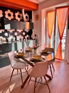 阿斯蒂Bon Bon del Centro no Ztl a due passi da Piazza Alfieri的餐厅里有一张桌子和几把椅子