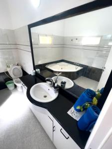 een badkamer met een wastafel en een toilet bij Casa de Galilee in Tiberias
