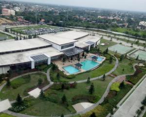 einem Luftblick auf ein Gebäude mit einem Pool in der Unterkunft CNC Tagaytay Staycation with Netflix in Tagaytay