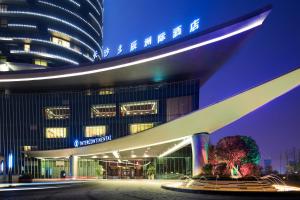 un edificio de noche con un edificio en InterContinental Changsha, an IHG Hotel, en Changsha