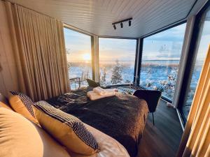 una camera da letto con un letto e una grande finestra di Exclusive off-grid tiny home at the beach - Kenshó 