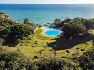 uma vista aérea de um resort com uma piscina e o oceano em Prainha Sunny 5BR Villa (up to 13 guests) em Alvor