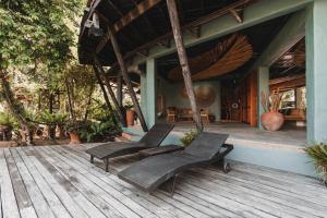 象島的住宿－溫泉象島度假村，房屋门廊上的两把椅子