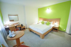 Postel nebo postele na pokoji v ubytování Hotel Trzy Światy Spa & Wellness Rajska WySpa