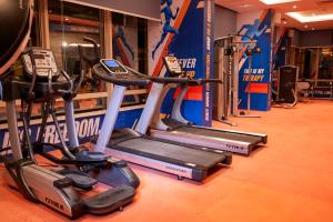 Fitness centrum a/nebo fitness zařízení v ubytování Helnan Mamoura Hotel & Events Center
