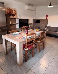 uma mesa de jantar com cadeiras, uma mesa e um sofá em Chemin du Grand Pré em Gripport