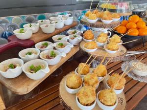 bufet z talerzami i miskami z jedzeniem w obiekcie The Spa Koh Chang Resort w mieście Ko Chang