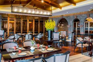 a dining room with tables and chairs at InterContinental Changsha by IHG in Changsha +154 photos