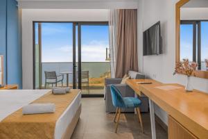Televízia a/alebo spoločenská miestnosť v ubytovaní Panorama Village Hotel
