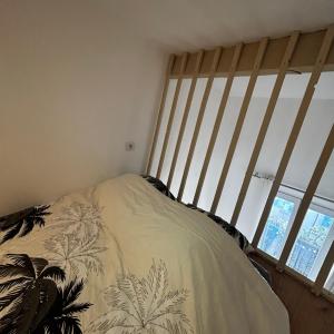 um quarto com uma cama e uma grande janela em Le ruisseau em Nice