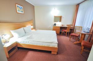 Postel nebo postele na pokoji v ubytování Hotel Trzy Światy Spa & Wellness Rajska WySpa