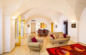 een woonkamer met stoelen en een eetkamer bij Tenuta Fonte in Ostuni